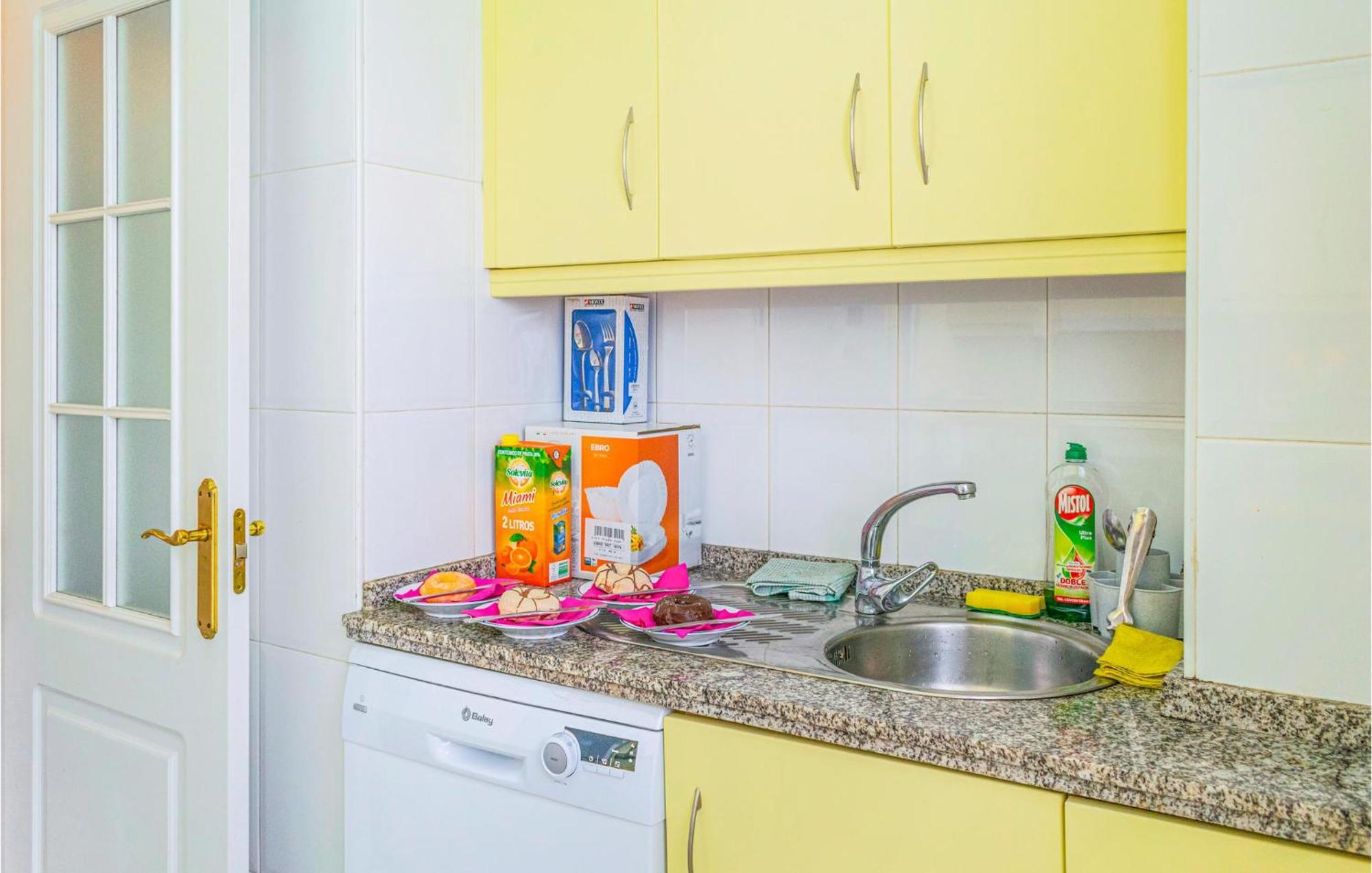 Lovely Apartment In Marbella With Kitchenette Exterior photo
